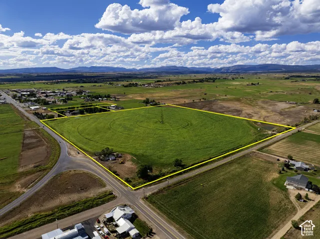 Expansive agricultural parcel featuring a central pivot irrigation system