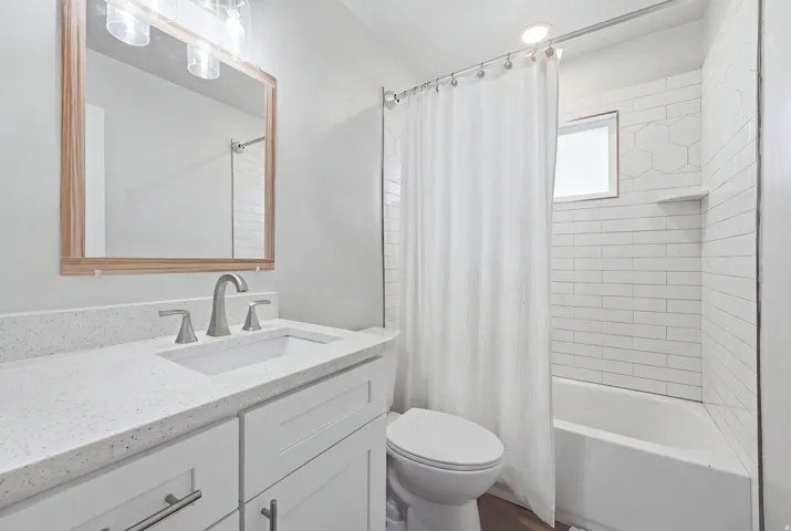 White shaker vanity with a quartz countertop and undermount sink