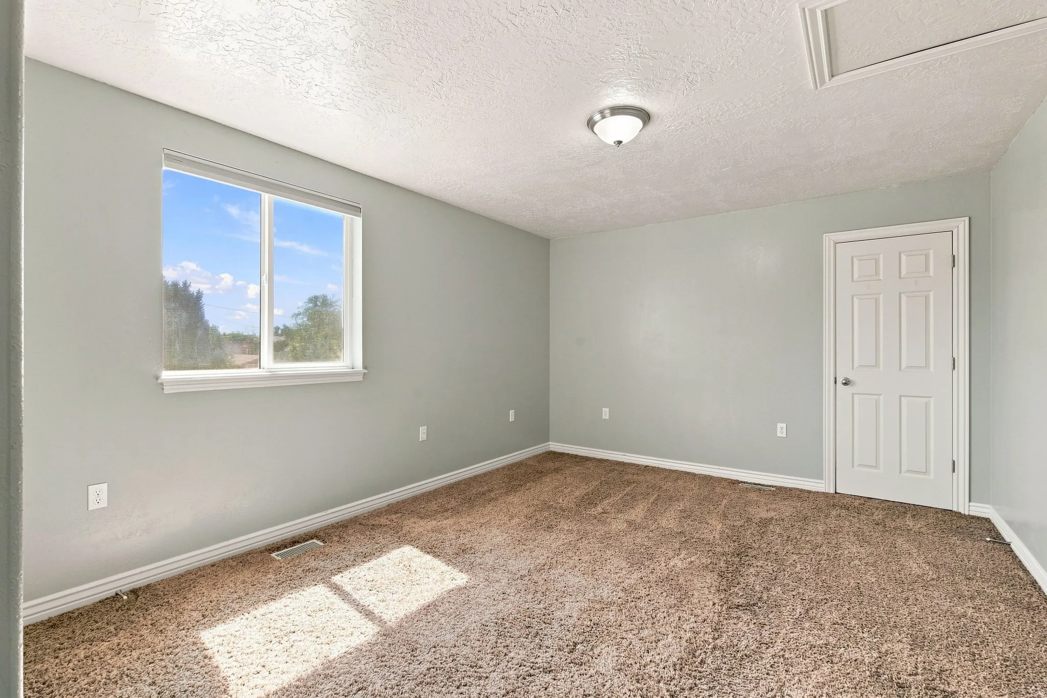 Upstairs guest bedroom with mountain views.