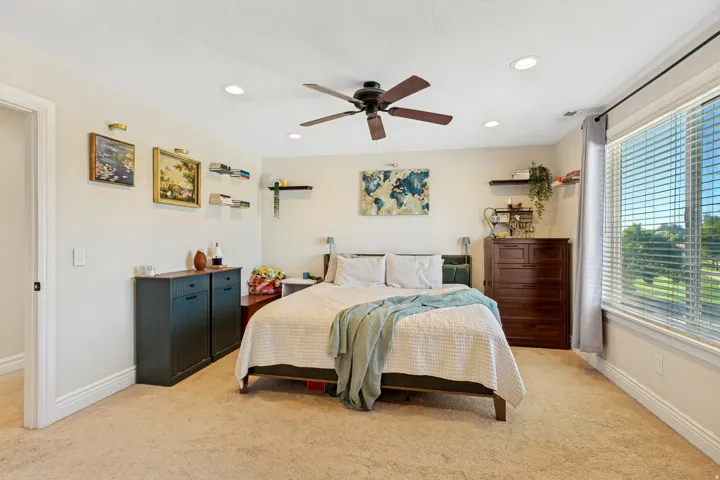 Lovely owner suite with great natural lighting and ensuite bathroom and walk-in closet.