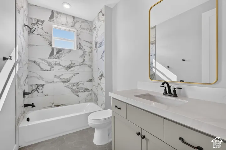 Main floor full bathroom