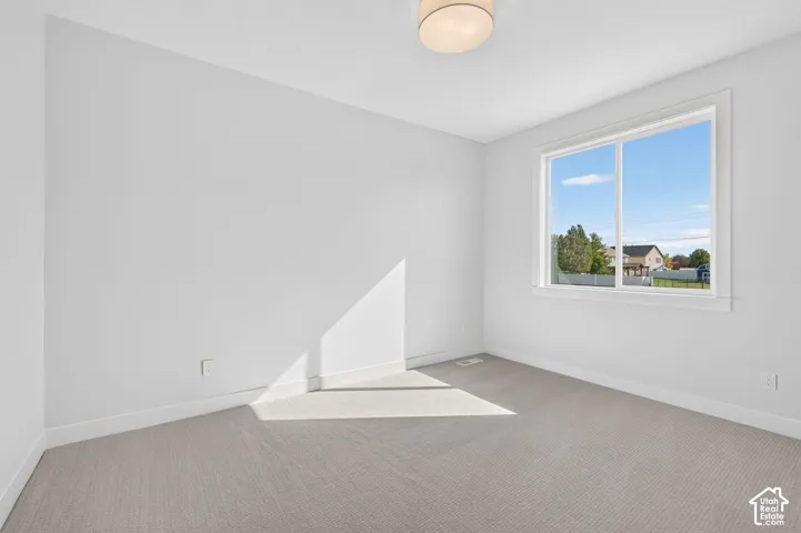 Front bedroom (carpeted)