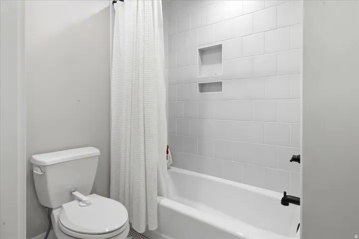 White subway tile shower surround with integrated recessed shelving