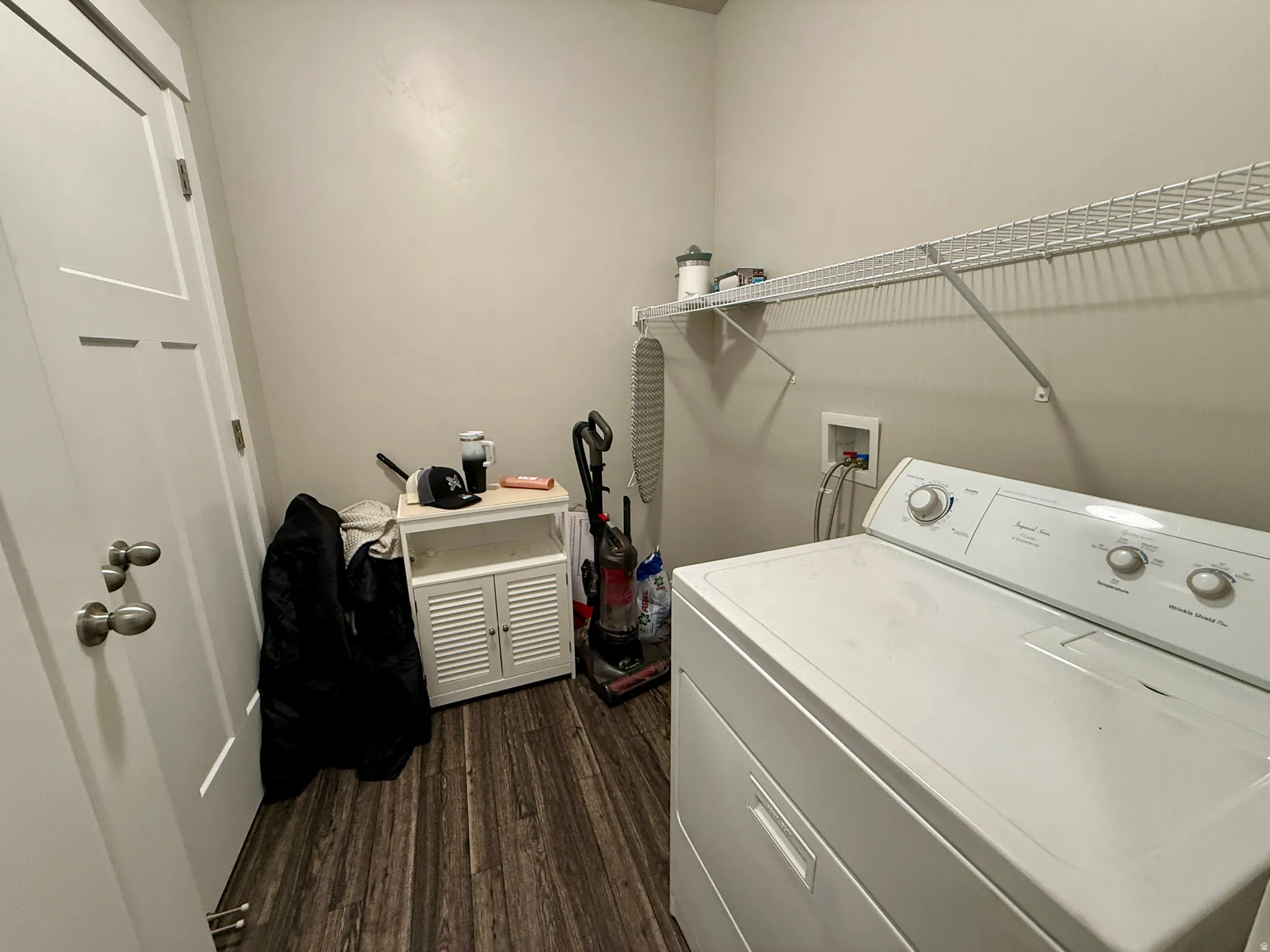 Wood-finish flooring with light neutral wall paint