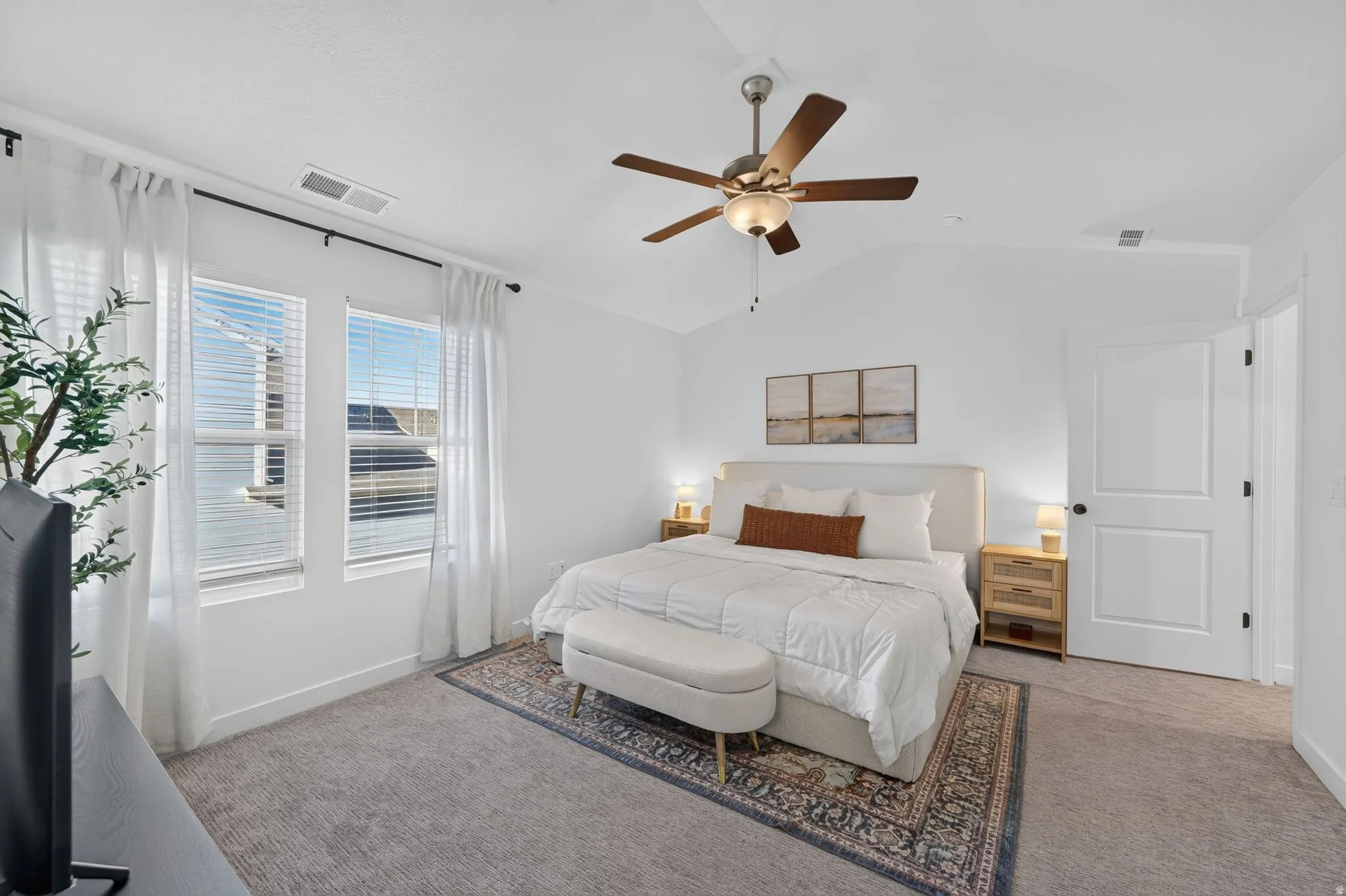 Angled ceiling with a central ceiling fan