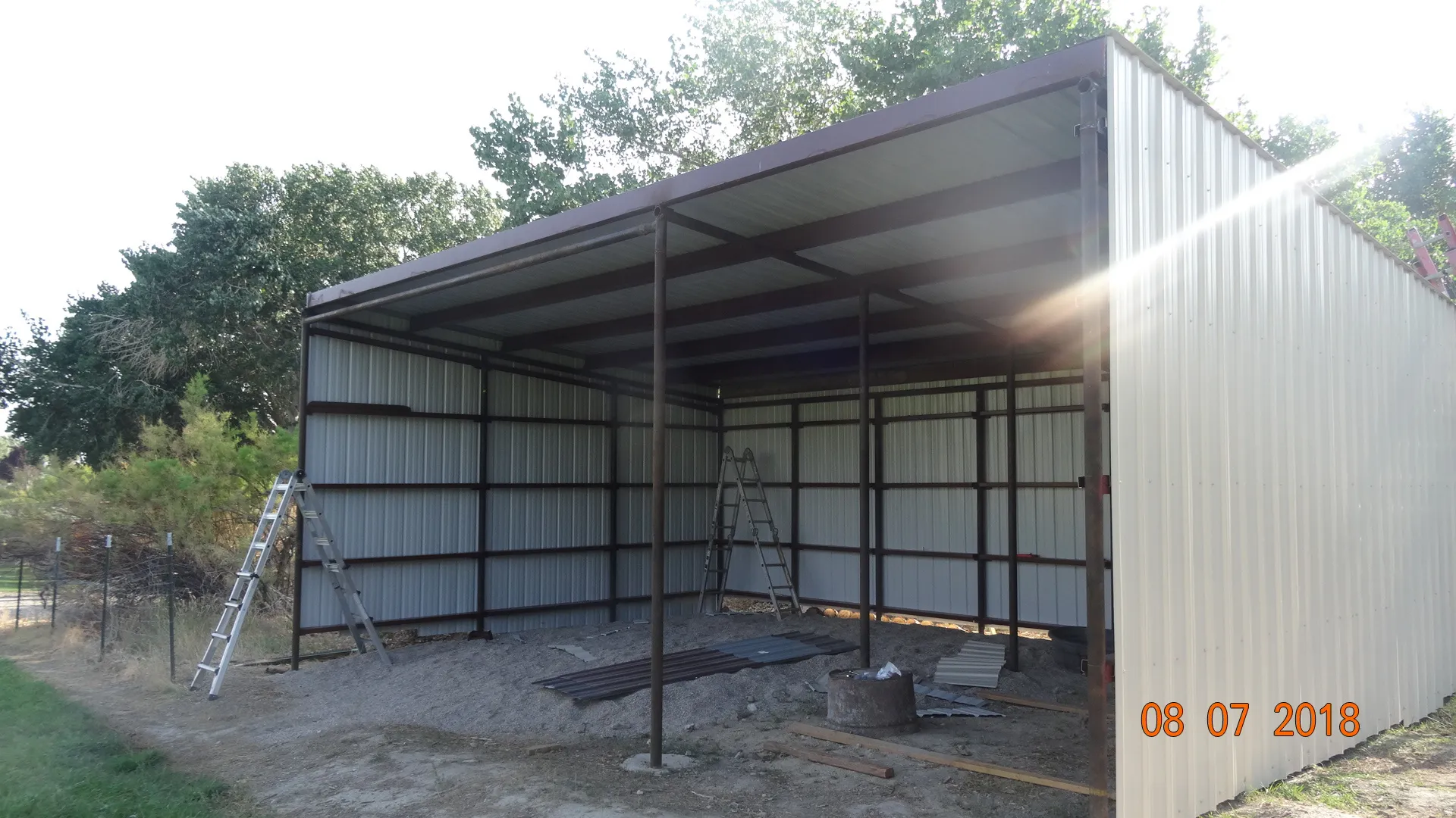 Steel frame structure with an extended roofline