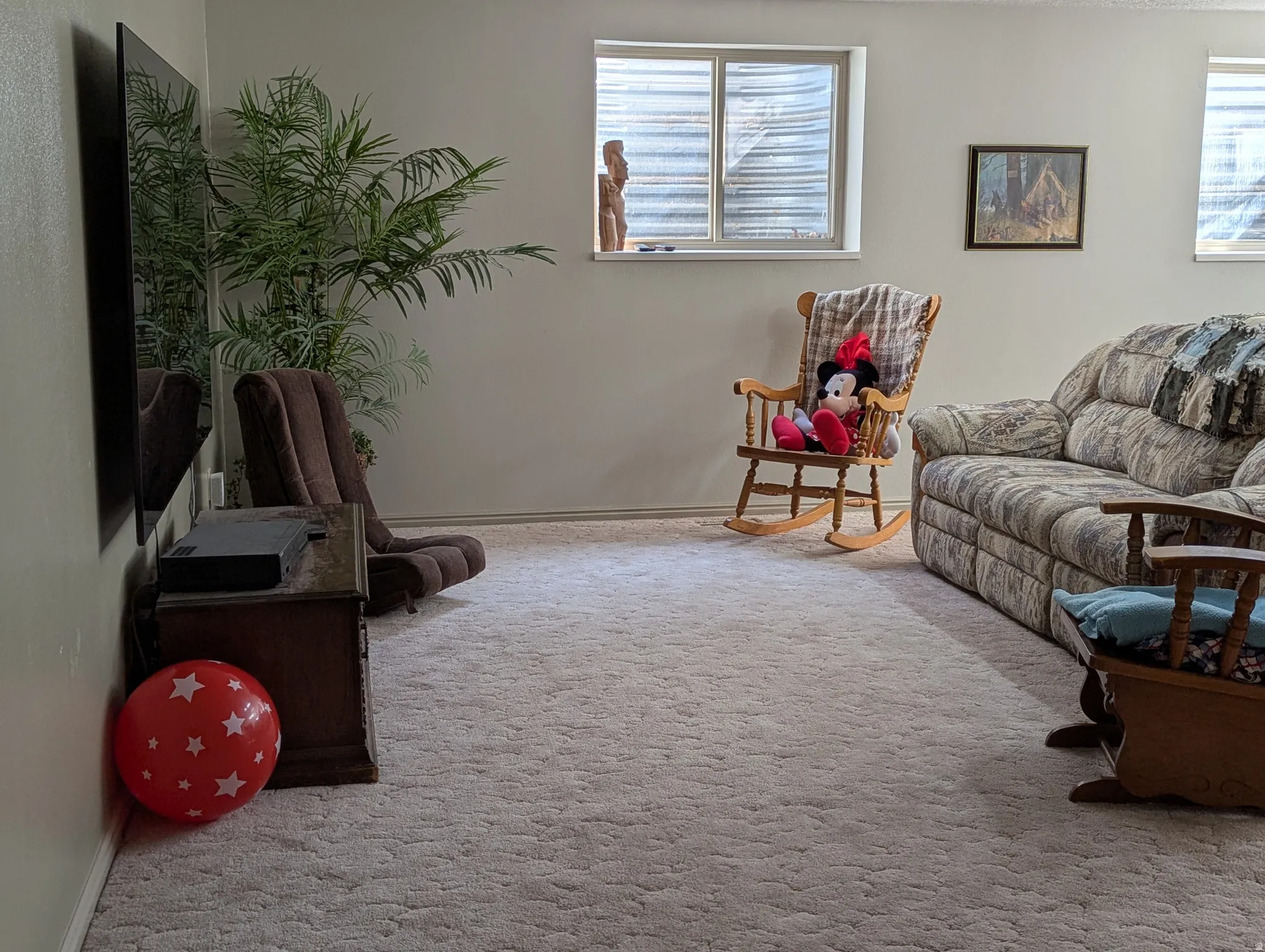 Light-colored carpeting throughout, white wall paint, and two windows with blinds