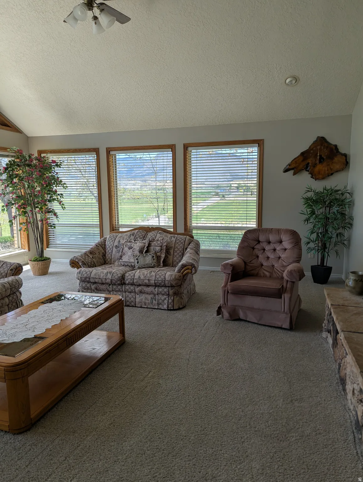 Vaulted ceiling with an integrated ceiling fan light fixture