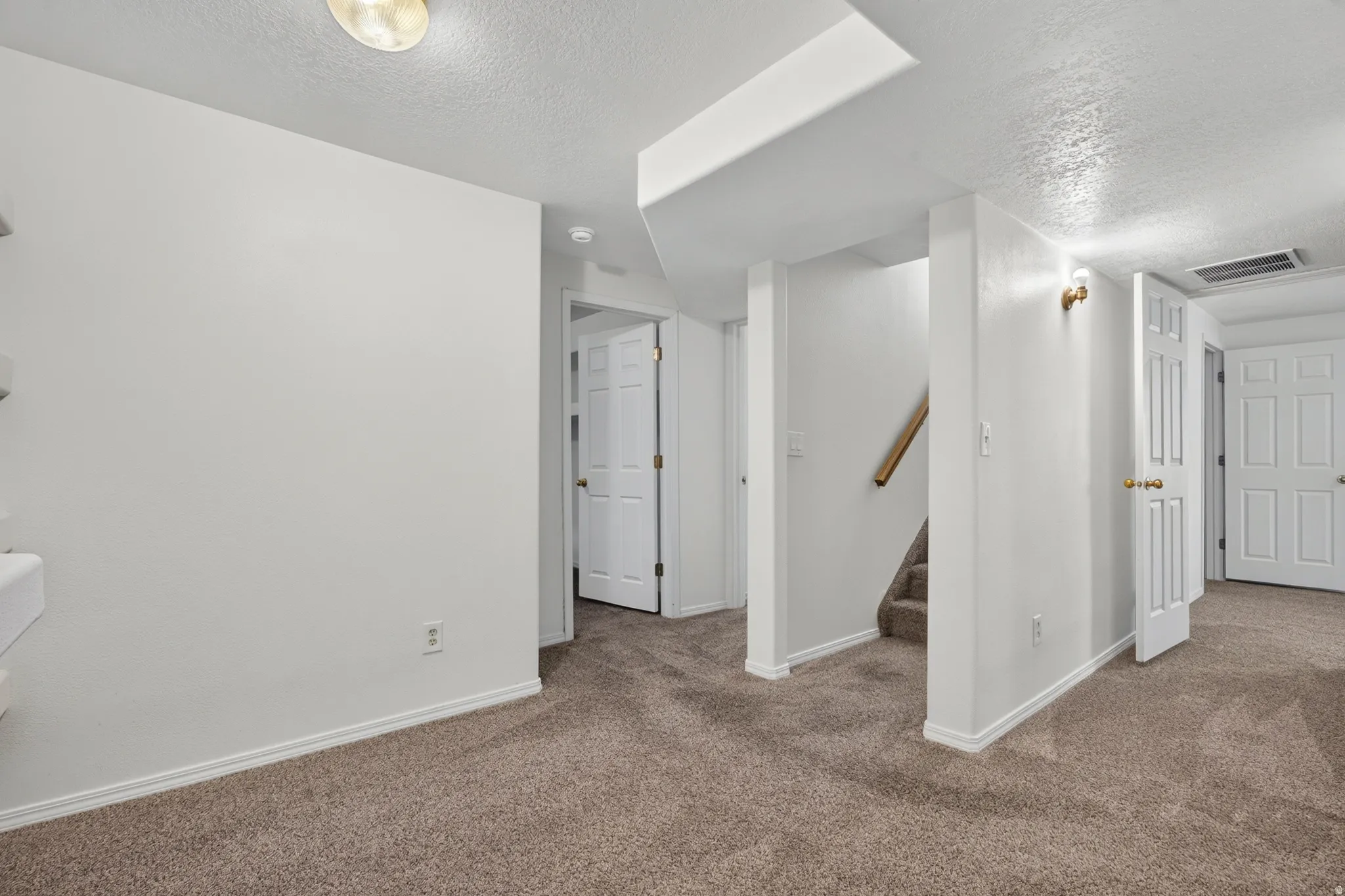 Neutral-toned carpet flooring with white trim