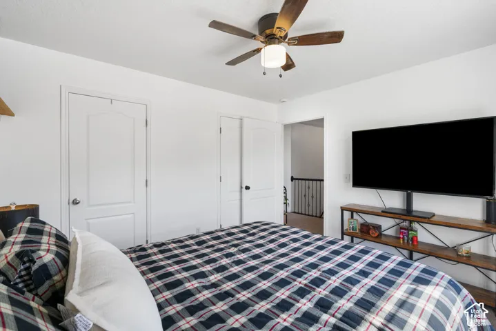 Ceiling-mounted fan with integrated lighting