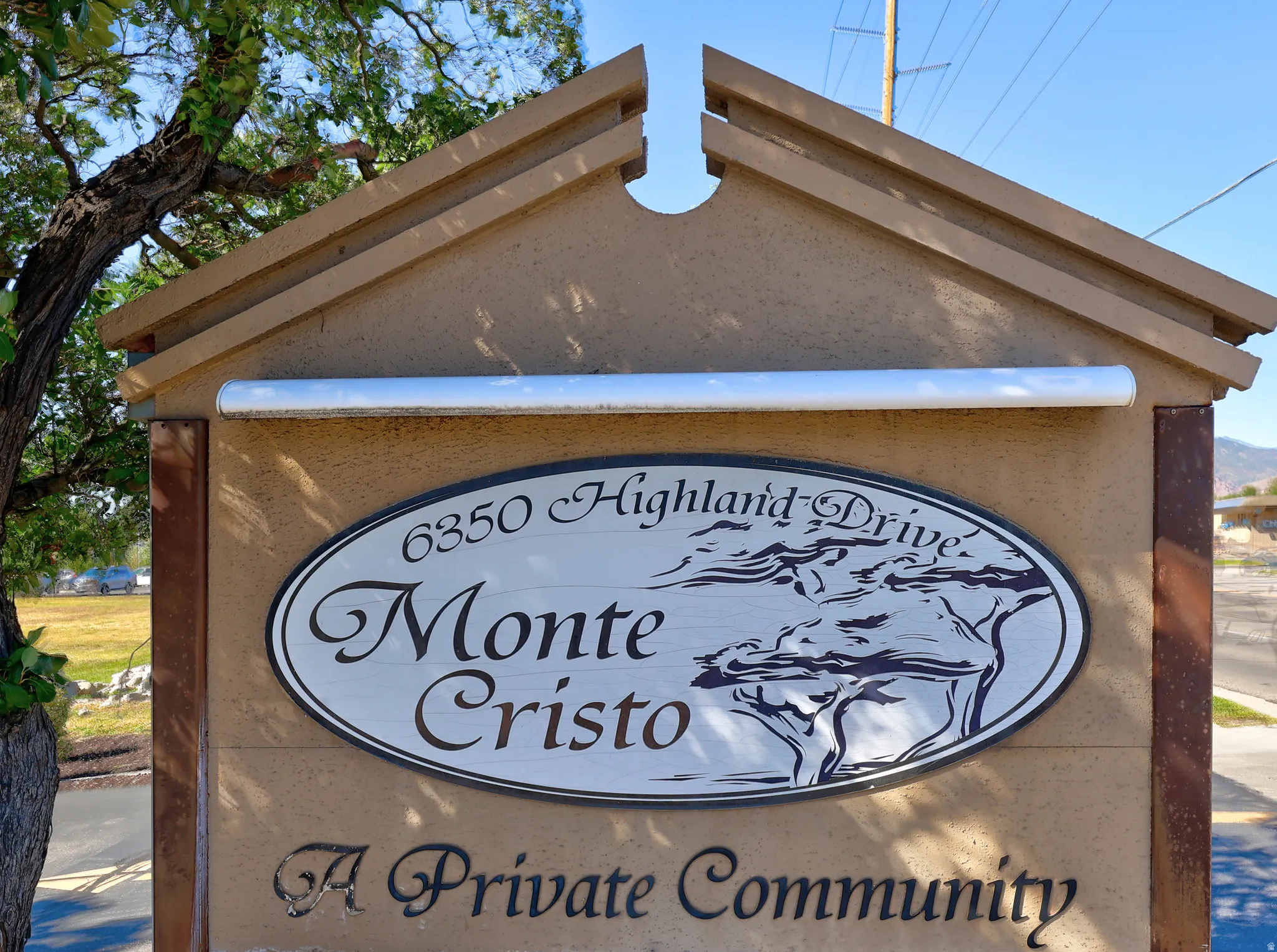 Monte Cristo community sign featuring a stucco finish and ornamental detailing