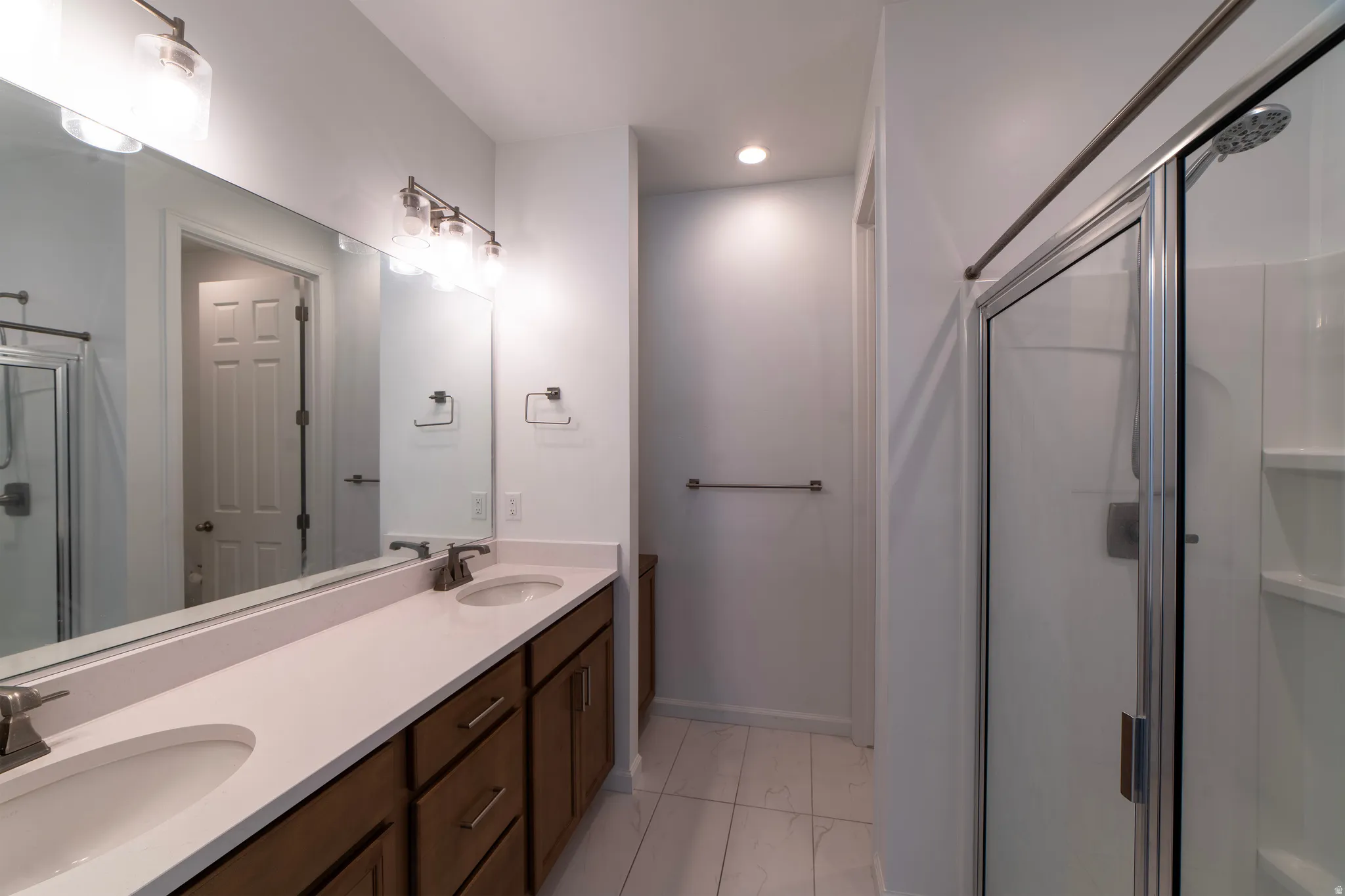Double vanity with undermount sinks and light-toned countertops