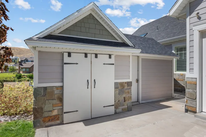 Stone veneer siding with horizontal siding accents