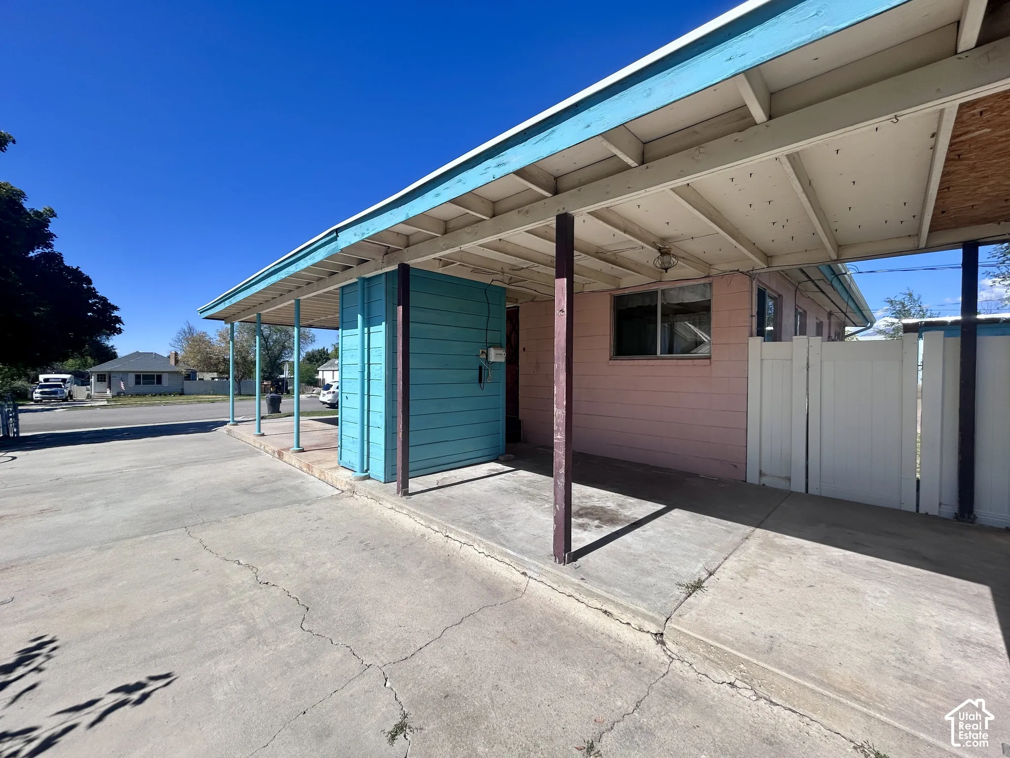Covered patio area in back of the carport