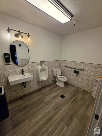 Wood-finish flooring with patterned wall tiling