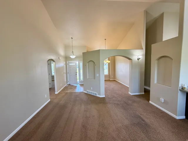 Facing the front doorway and formal sitting/dinning room. Enjoy the vaulted ceilings, arched doorways, tiled entryway, built-in wall niches.