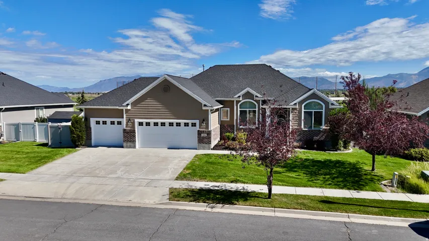 2444 N Hooded Crane Cir, Clinton, Utah 84015