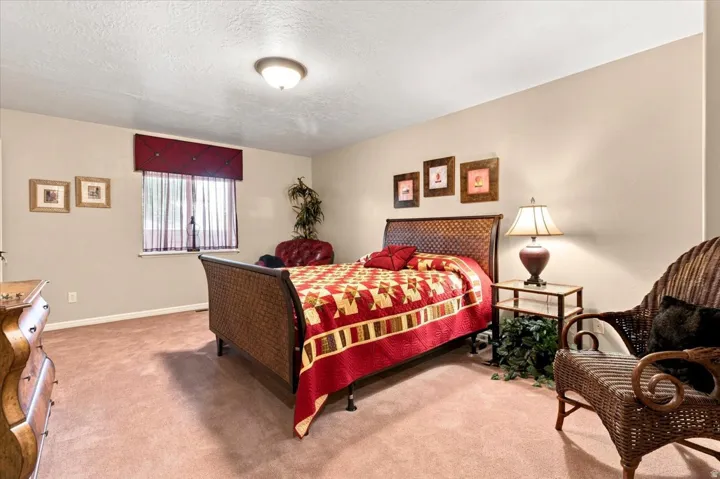 Recessed ceiling light fixture and neutral wall color
