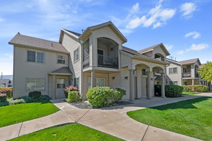 Beautiful End Unit Townhome in Springville