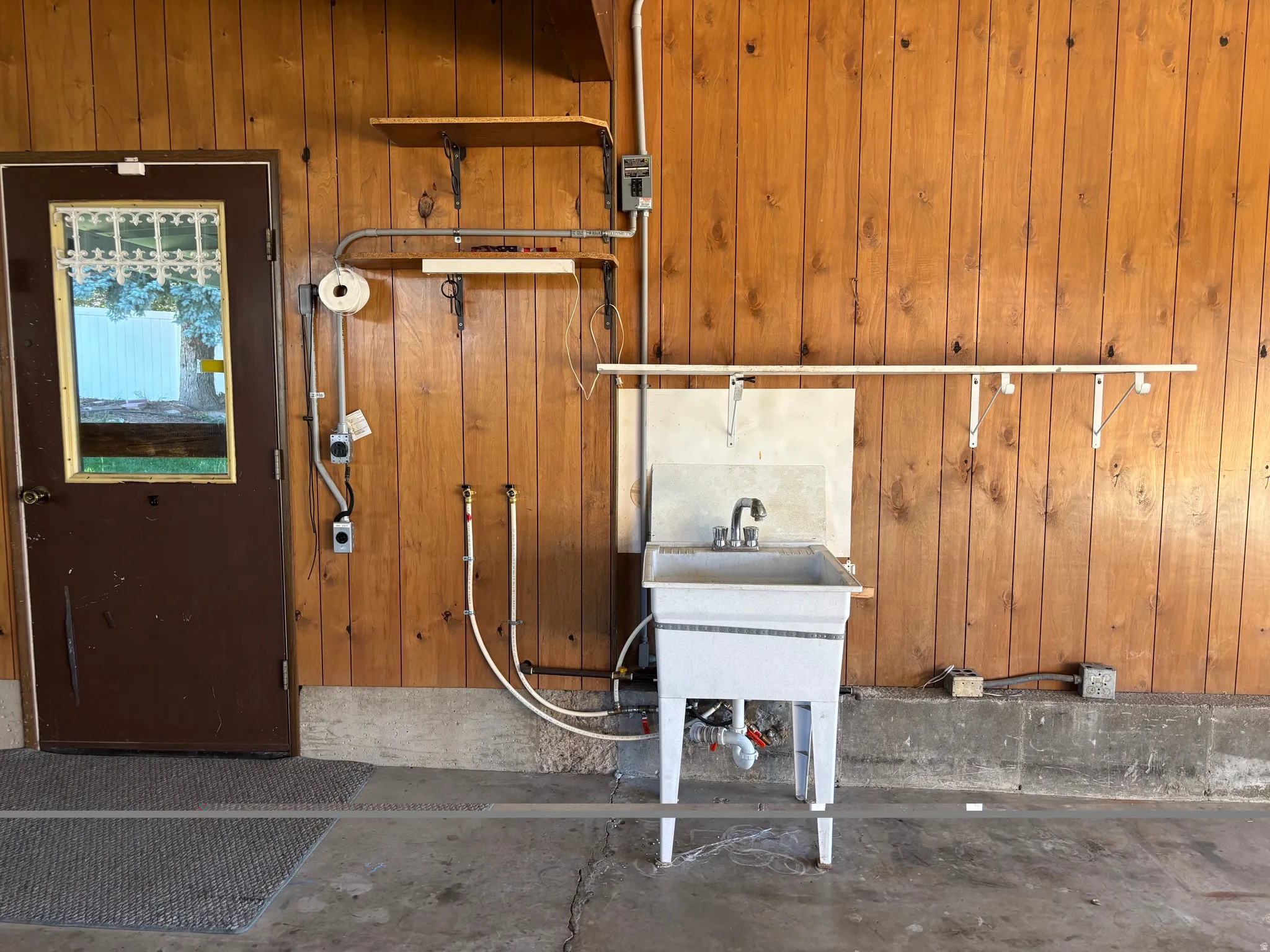 UTILITY SINK & WASHER/DRYER HOOKUPS!