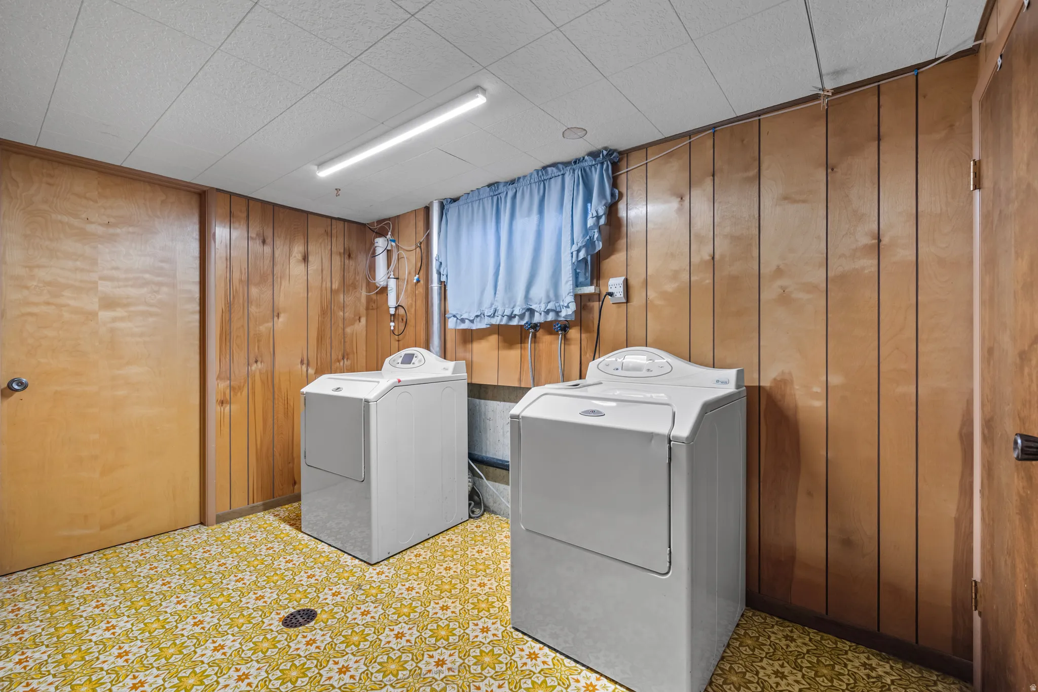 GINORMOUS LAUNDRY AREA!