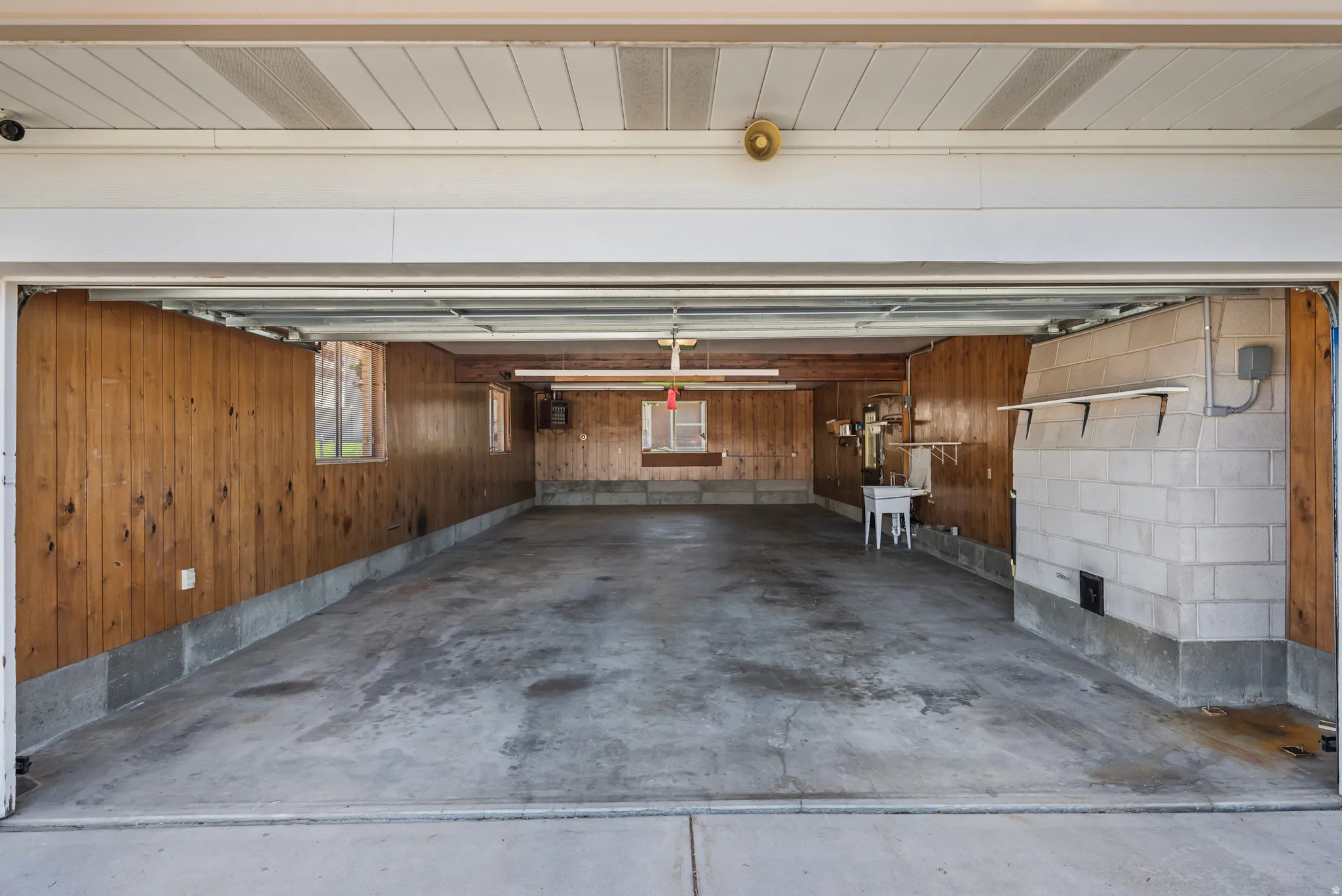 HOLY COW!! 4 CAR GARAGE! 2 CAR DEEP! LAUNDRY HOOK UPS IN THE GARAGE!