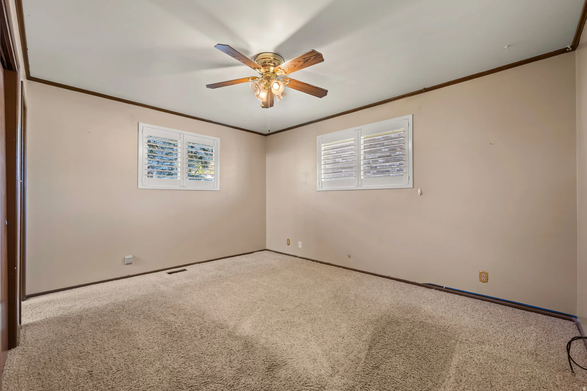 SPACIOUS MASTER BEDROOM W/CEILING FAN!
