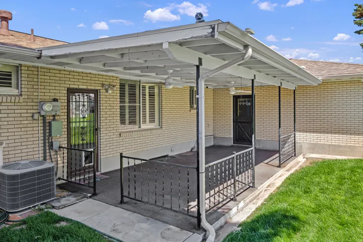 BEAUTIFUL COVERED PATIO!