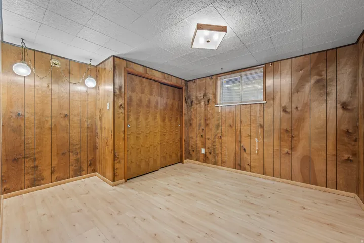 SPACIOUS BASEMENT BEDROOM!