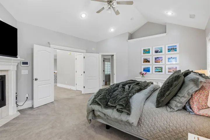 Vaulted ceiling with recessed lighting and ceiling fan