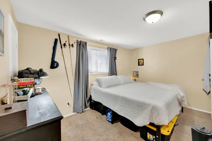 Recessed window with horizontal blinds