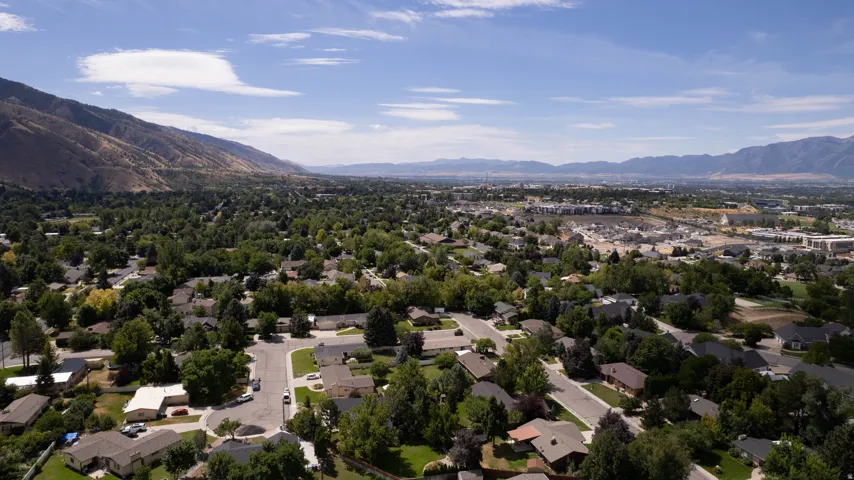Expansive community with mature trees and mountain scenery