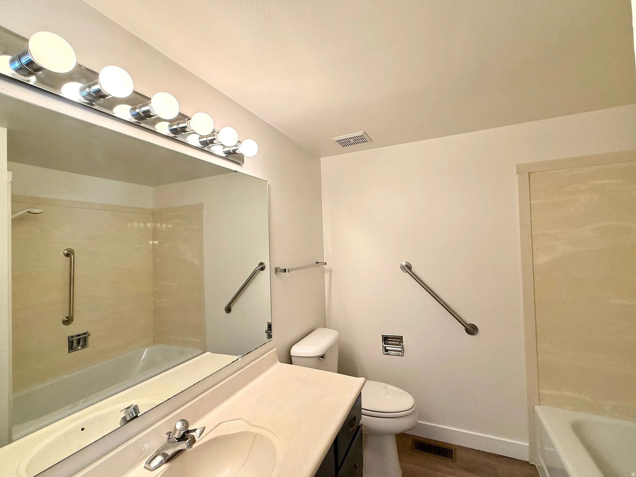 Chrome vanity lighting fixture