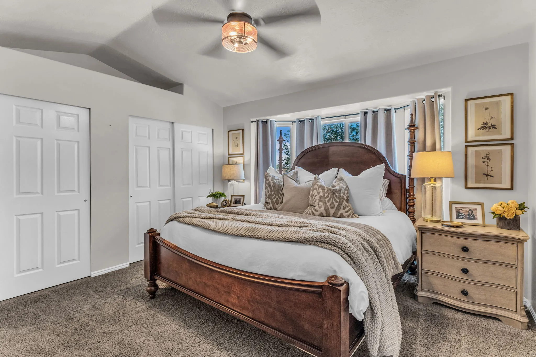 Vaulted ceiling with a ceiling fan
