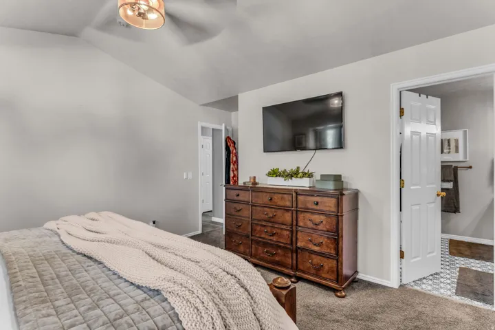 Vaulted ceiling with an attached ceiling fan and light fixture