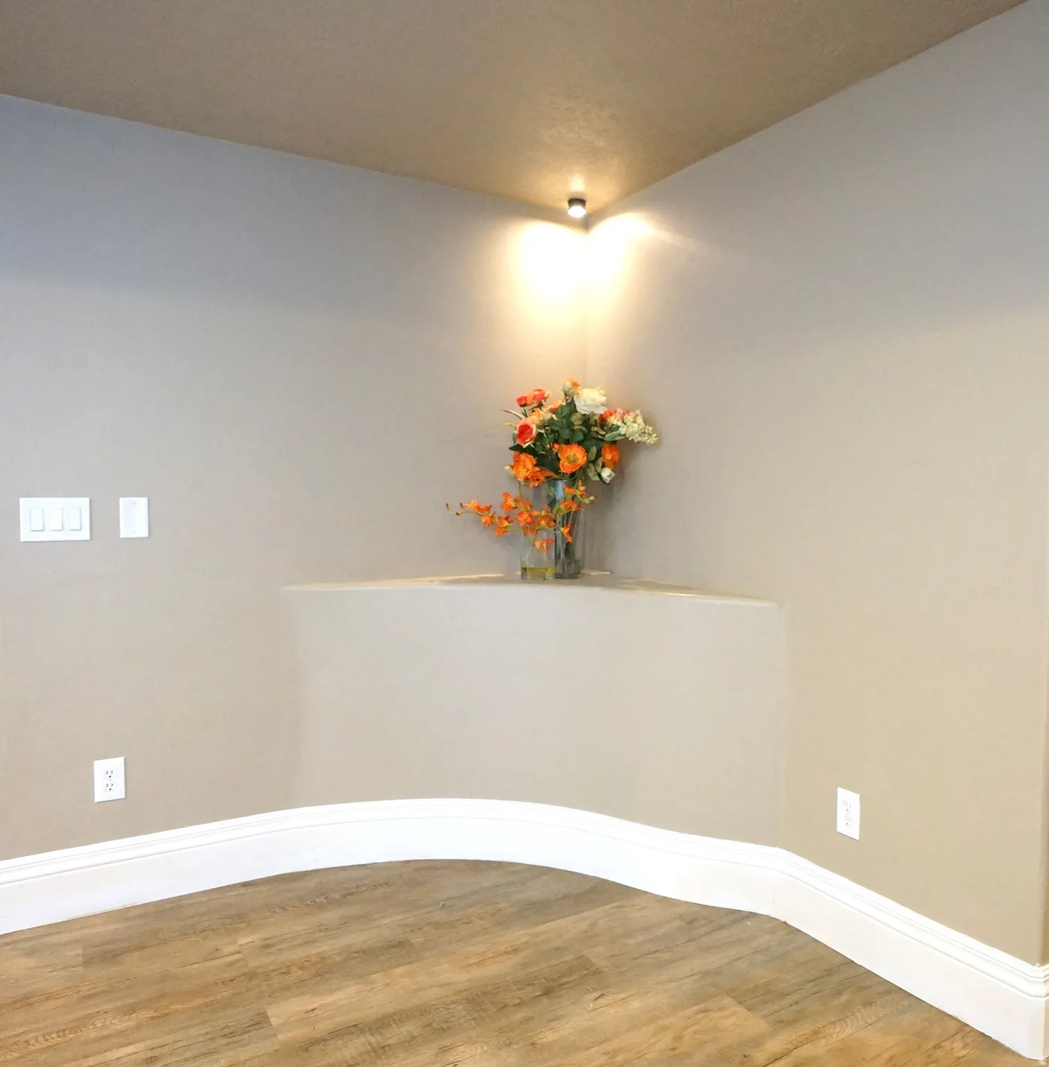 Corner display niche with integrated accent lighting