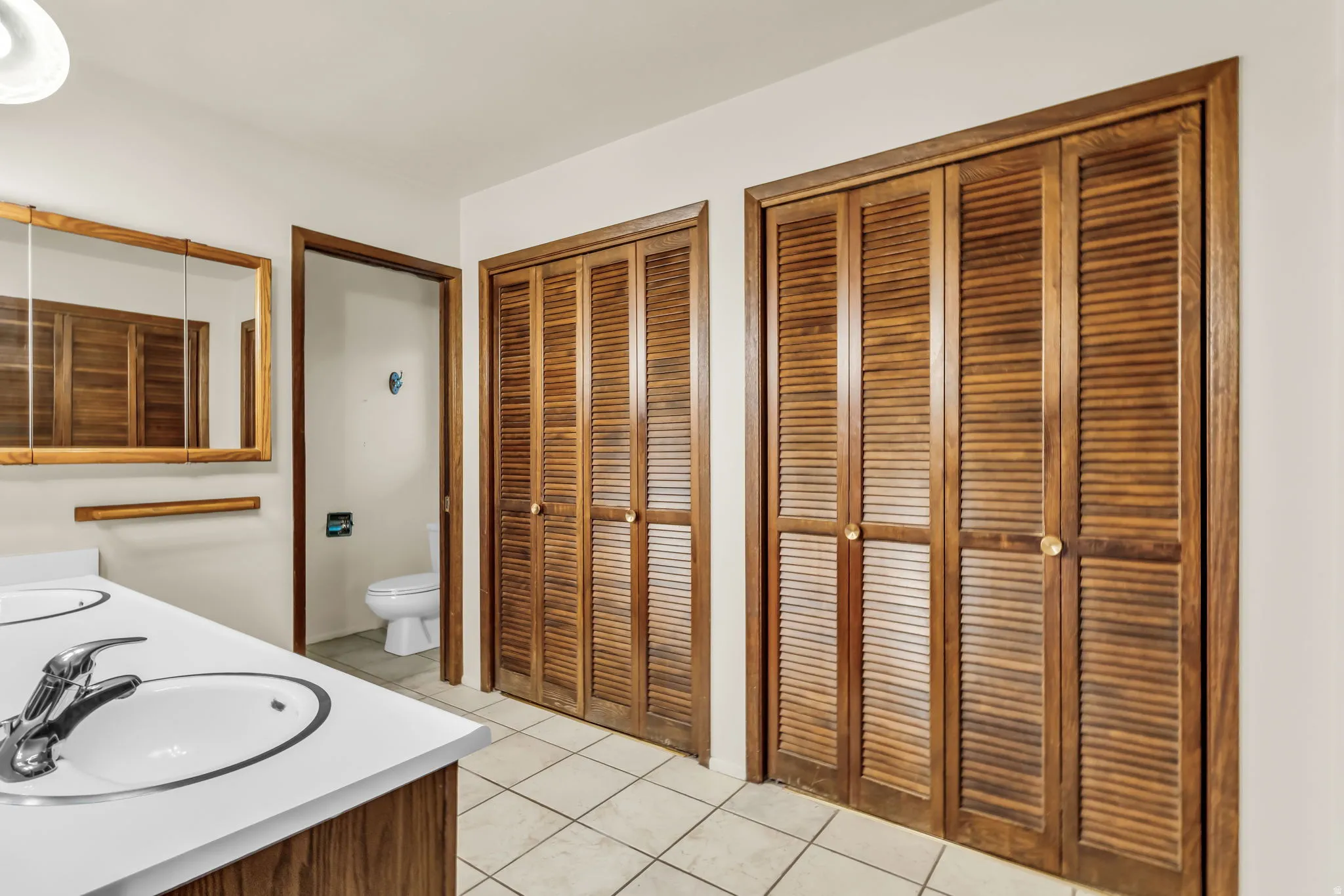 Dual vanity with integrated sinks and chrome fixtures