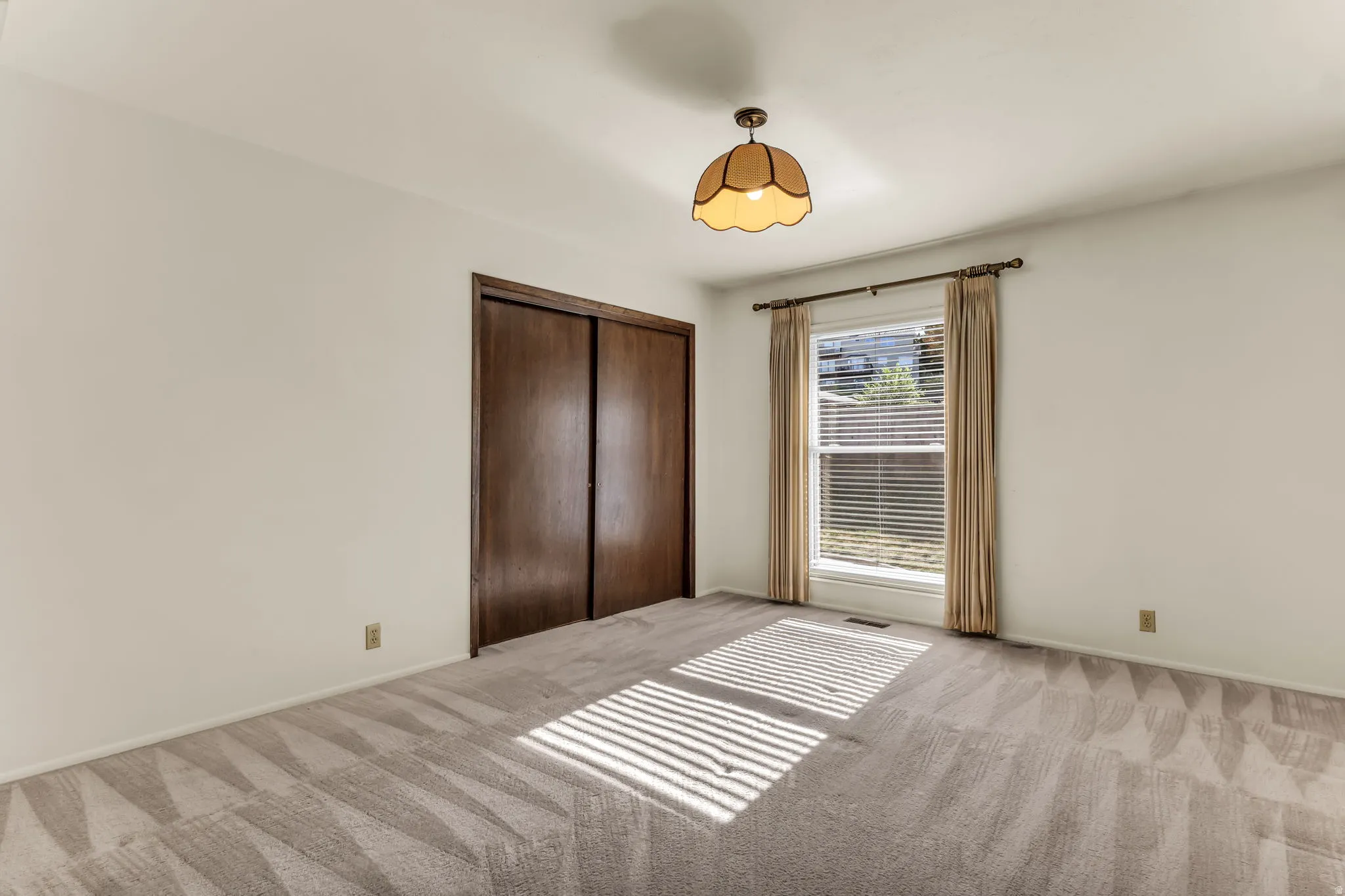 Recessed window with horizontal blinds and curtain rod