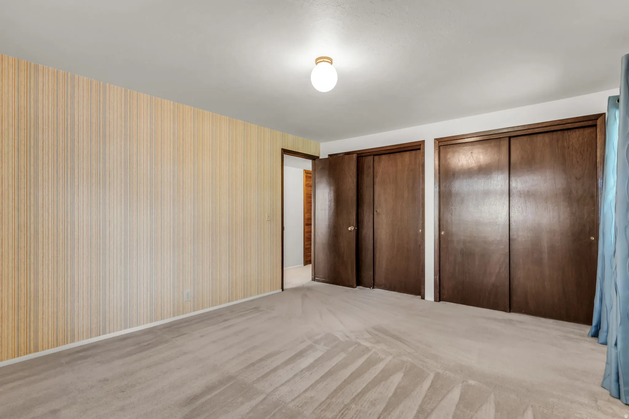 Wall-to-wall carpeting and neutral wall coverings