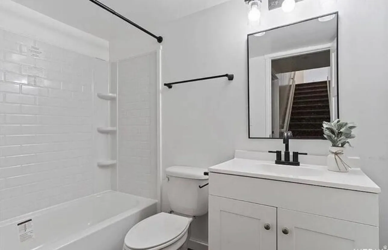 White subway tile shower surround with integrated shelving