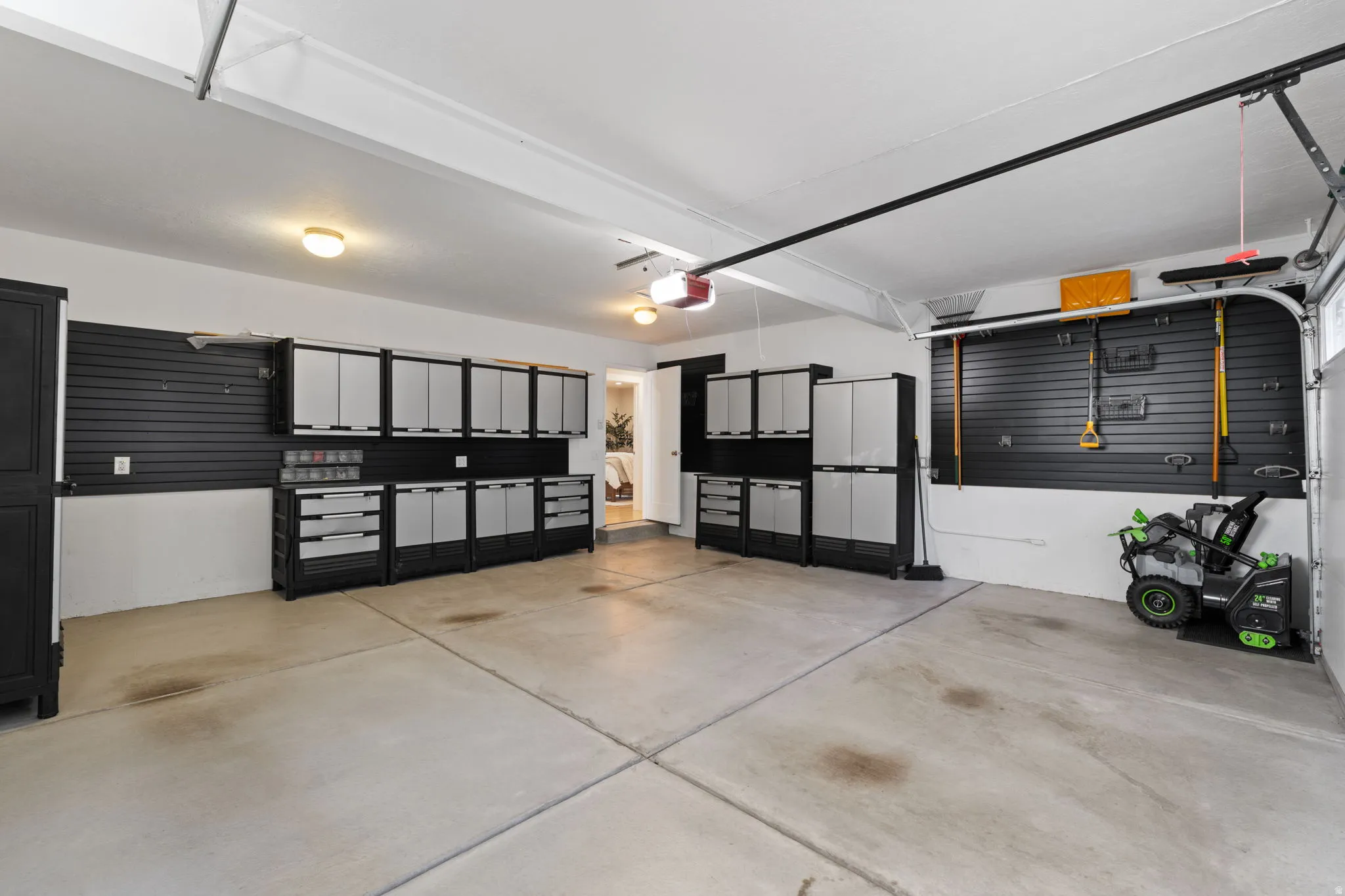 Garage with workshop & storage space