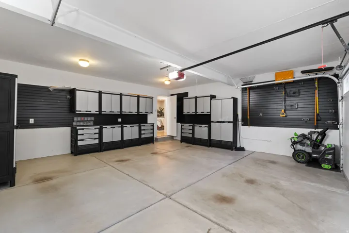 Garage with workshop & storage space