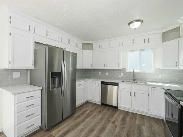 All appliances are included.