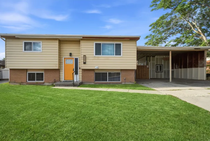 Digitally Enhanced – Grass has been virtually added for visualization purposes and does not reflect the property’s current landscaping.