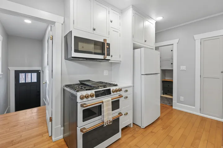 Gas stove with double oven