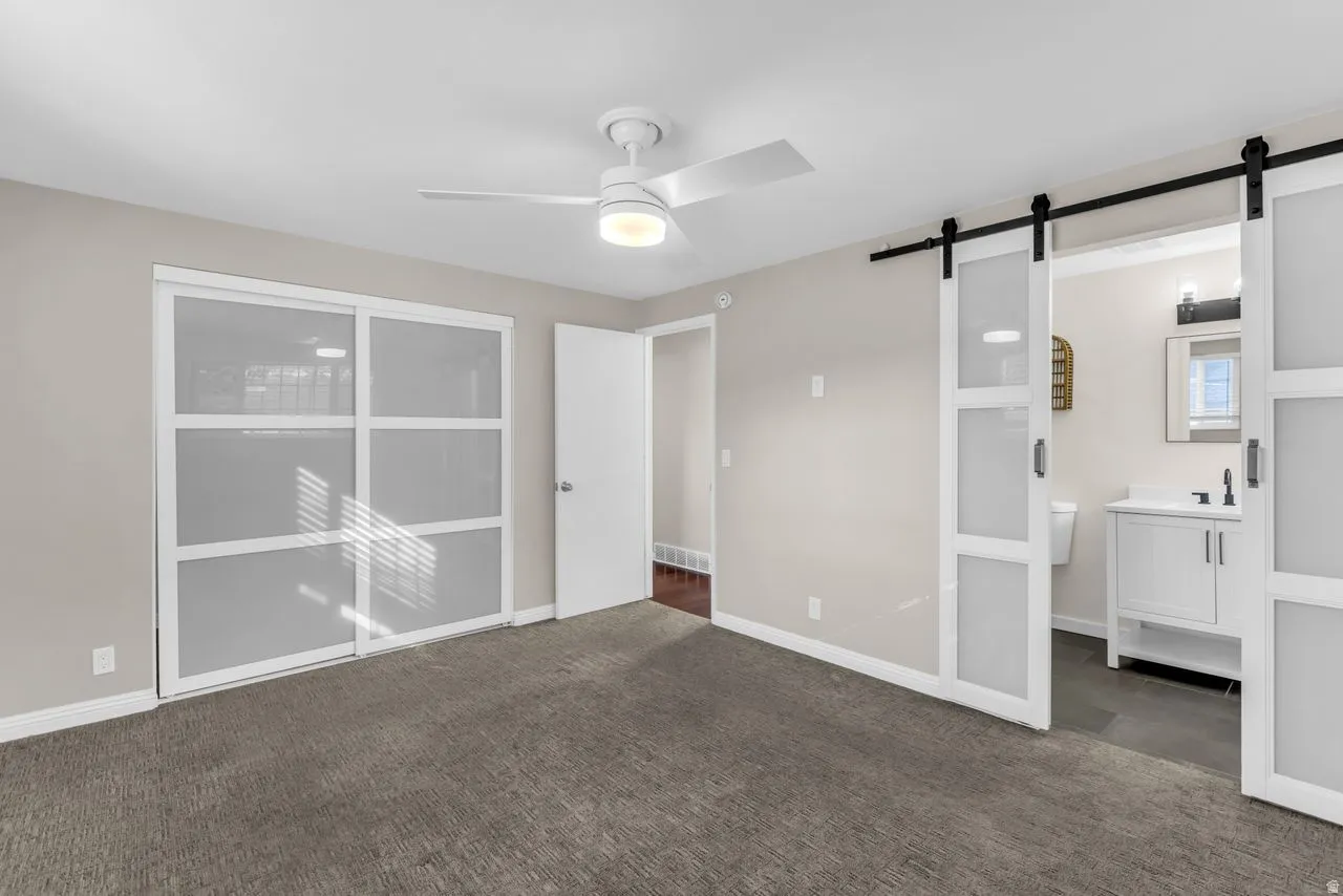 Wall-to-wall carpeting and neutral wall tones
