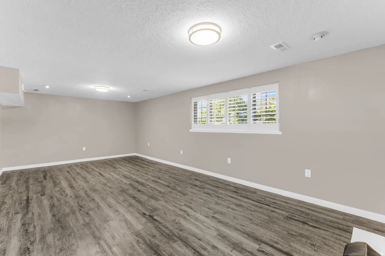 Wood-finish flooring with neutral wall tones