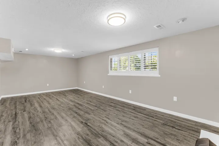 Wood-finish flooring with neutral wall tones