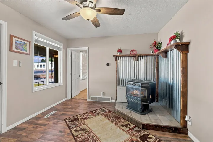 Wood-finish flooring with neutral wall paint