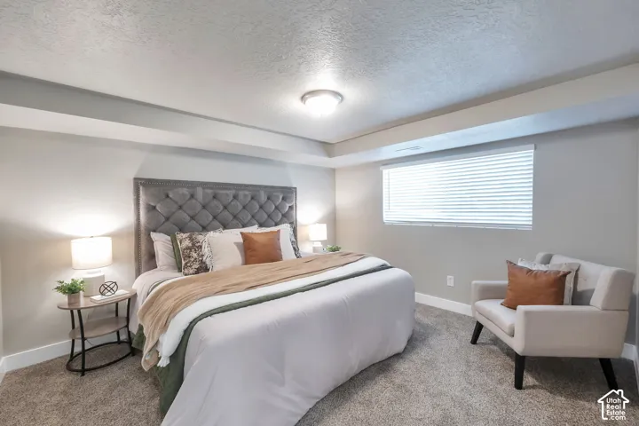 Recessed ceiling, neutral wall paint, window with blinds, carpet flooring, and a ceiling-mounted light fixture